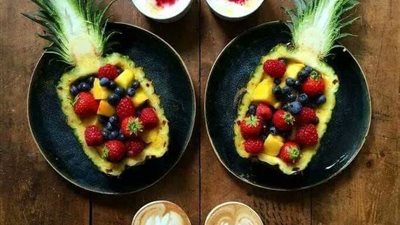 رجل يعد وجبة الإفطار يوميا لزوجته يثير إعجاب نشطاء فيس بوك (صور)