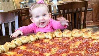 حب طفلة للطعام يكسبها الكثير من الأموال (صور)