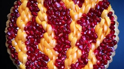 امرأة تبدع في تزيين الفطائر بطرق هندسية (صور)