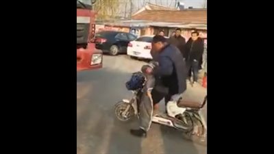 قائد دراجة بخارية يحاول ابتزاز سائق بطريقة غريبة (فيديو)