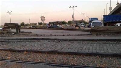 اقتحام عربة نصف نقل مزلقان بلانة المطور على خط القاهرة | أسوان