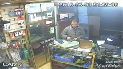 بالفيديو.. لحظة سرقة رجل «لاب توب» من محل بالمغرب