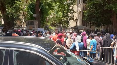 ازدحام طلاب الثانوية العامة أمام 