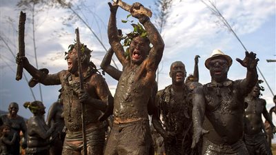 البرازيليون يحتفلون بكرنفال «الطين» بالبيكيني (صور)