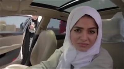 سعودية تسجل أغنية «راب» داخل سيارتها (فيديو)