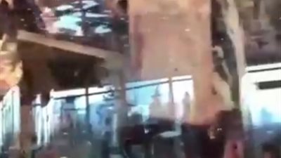 جزار يثير ضجة بطريقة عرضه اللحوم للبيع (فيديو)