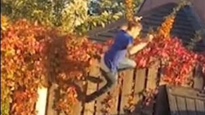 محاولة شاب استعرض مهاراته في الباركور تنتهي بإصابة بالغة (فيديو وصور)