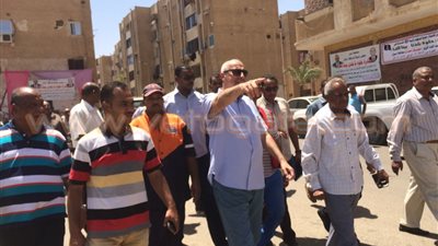 بالفيديو والصور.. محافظ أسوان يدشن مبادرة «حلوة يا بلدى»