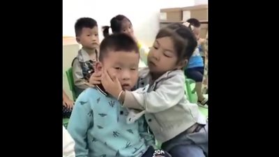 طفلة تعبر عن حبها لصديقها بالفصل بطريقتها الخاصة (فيديو)