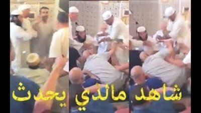 إمام مسجد يعتدي على أحد المصلين (فيديو)