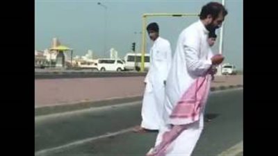 بالفيديو.. سائق يعتدي بطريقة وحشية على رجل مرور في الكويت