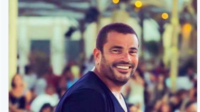 هكذا احتفل جمهور عمرو دياب بعيد ميلاده الـ«57» (فيديو)