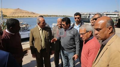 وزير الرياضة يتفقد نادي التجديف وحمام السباحة في أسوان (صور)