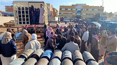 تموين مطروح يشرف على توزيع 4 آلاف اسطوانة بوتاجاز على الأهالي لحل أزمة العجز