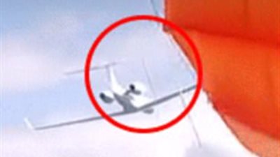 بالفيديو والصور.. طائرة تمر أعلى رأس قافز بالمظلات تثير ضجة