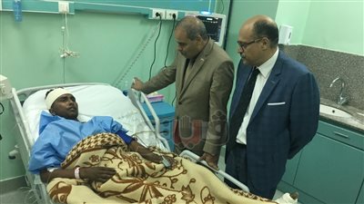 المحرصاوى يزور طالب حادث القطار بمستشفى جامعة الأزهر التخصصي (صور)