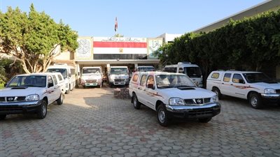 صندوق المشروعات التعليمية يدعم الوادى الجديد بــ 8 سيارات (صور)