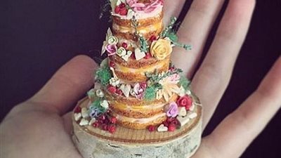 بالصور.. امرأة تذهل متابعيها بصناعة كعك بحجم كف اليد