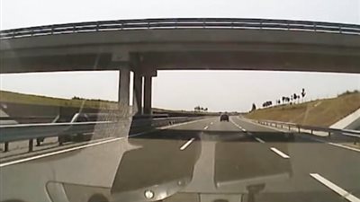 سائق ينام أثناء قيادة سيارته بصحبة ابنيه (فيديو وصور)