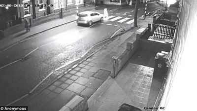 لحظة دهس عجوز أثناء عبور الطريق (فيديو وصور)