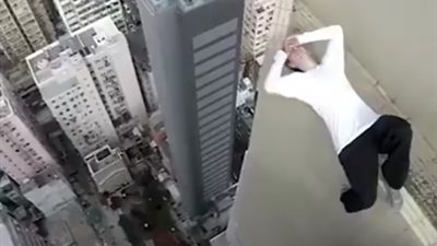 شاب يوقف قلوب مشاهديه بقفزة مروعة (فيديو)