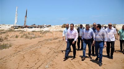 وزير الإسكان يتفقد أعمال البنية الأساسية بمدينة العلمين الجديدة