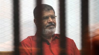 حاول شراء صمت السيسي واستنجد بأوباما.. تفاصيل ساعات مرسي الأخيرة