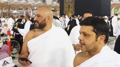 محمد هنيدي ومجدى الهواري يؤديان مناسك العمرة