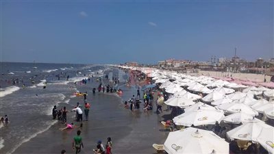 شاطئ بورسعيد يرفع شعار «كامل العدد» اليوم الجمعة (صور)