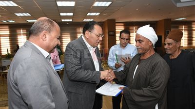 تسليم 6 عقود تقنين جديدة لواضعي اليد على أراضي الدولة بالشرقية (صور)