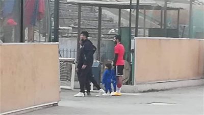 حسين الشحات يصطحب نجليه بمران الأهلي