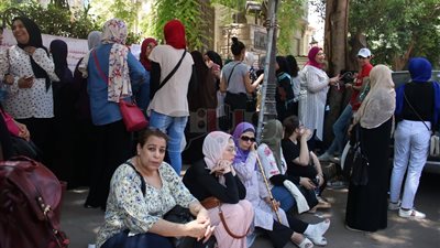 طلاب الثانوية يفترشون محيط 