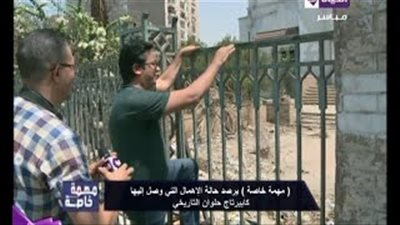 بالفيديو.. مذيع «الحياة» يتسلق سور «كابيرتاج» حلوان في وضح النهار