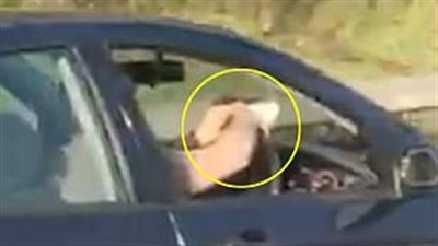 بالفيديو والصور.. سائق يلف السجائر بكلتا يديه على طريق سريع