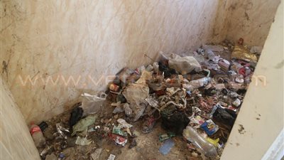 بالصور..أسر نازحة من رفح ترفض استلام شقق المحافظة لسوء حالتها