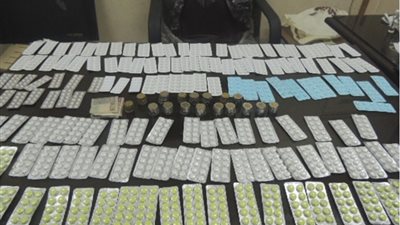 حبس عاطلين لاتهامهما بحيازة 50 ألف قرص مخدر في البدرشين