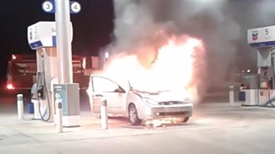 رجلان يخاطران بحياتهما لمنع سيارة من الانفجار (فيديو)