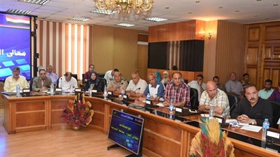 بالصور.. 11 قرارا في اجتماع «تنفيذي الشرقية» مع المحافظ