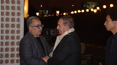 خالد عبد العزيز وأسامة الغزالي أول الحاضرين في عزاء والد زوجة إبراهيم عيسى