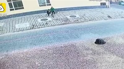 لحظة سقوط طفل في بلوعة صرف صحي (فيديو)