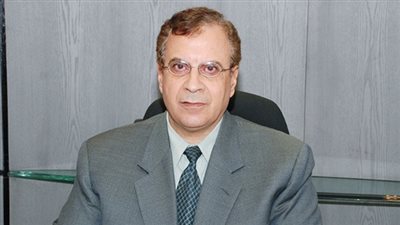 عضو مجلس إدارة بنك القاهرة: «خريج كلية التجارة لازم يطور نفسه»
