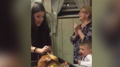 بالفيديو.. رد فعل طفل «هزرت» معه والدته