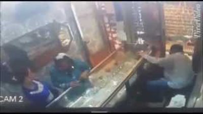 بالفيديو.. ثلاث فتيات يسرقن محل مجوهرات