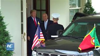 الرئيس البرتغالي يفقد ترامب توازنه أثناء المصافحة (فيديو)