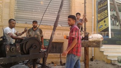 بالصور.. أهالي العريش يلجئون لحفر الآبار بعد انقطاع المياه (تقرير)