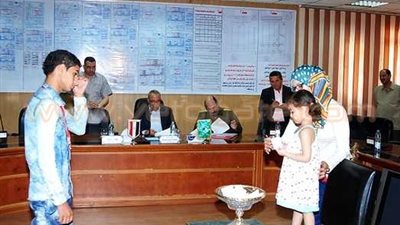 محافظ الشرقية يهدي رحلات عمرة لـ9 أسر لم تفز في قرعة الحج