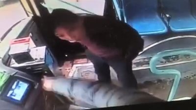 نهاية مروعة لسكران استفز سائق حافلة (فيديو)