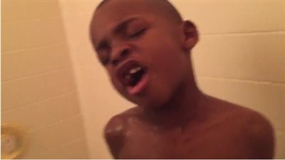 بالفيديو.. رد فعل أشخاص بعد تصويرهم أثناء الاستحمام