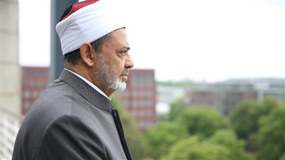 مستشار شيخ الأزهر يكشف كواليس تلقي «الطيب» نبأ وفاة شقيقته