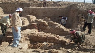 اكتشاف بئر دفن بداخله مجموعة من الأواني الفخارية بعين شمس